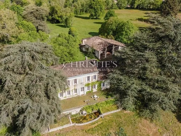 Maison de plain-pied 14 pièces 418 m²