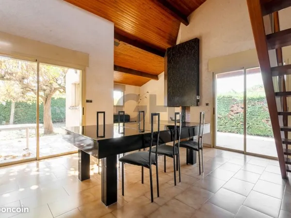 Maison d'Architecte avec jardin et garage