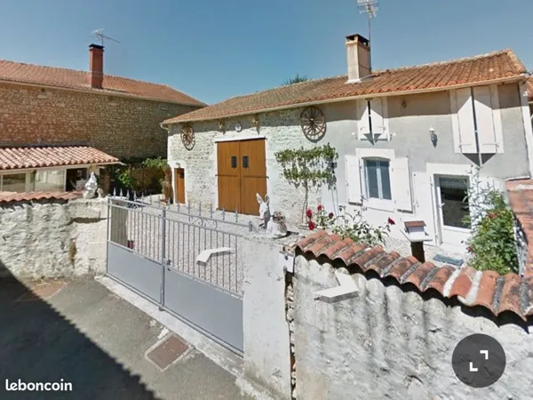 Jolie petite maison de campagne en pierre, très proche de La Rochefoucauld