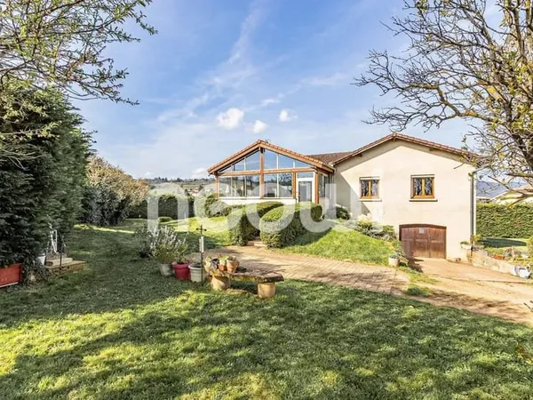 Maison avec vue et beau potentiel sur 2047 m² de terrain clos