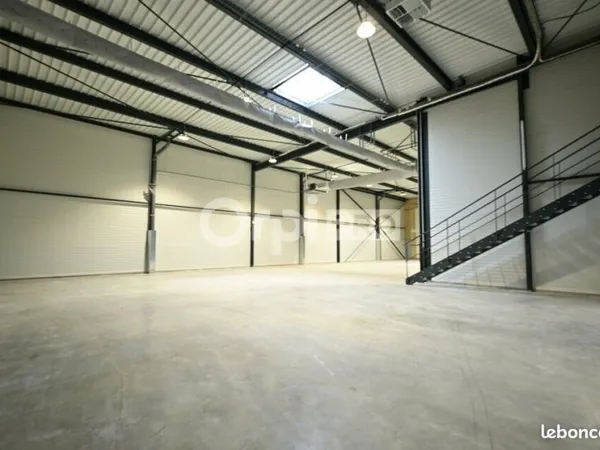Local d'activité 927 m²