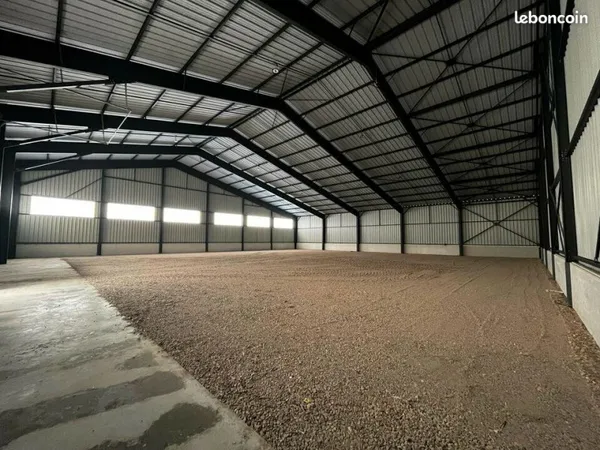 Local d'activité 900 m²