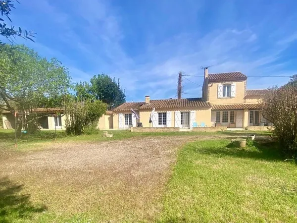 Mas de 140 m2 sur 9000 m2 de terrain avec dépendances, garage et cave