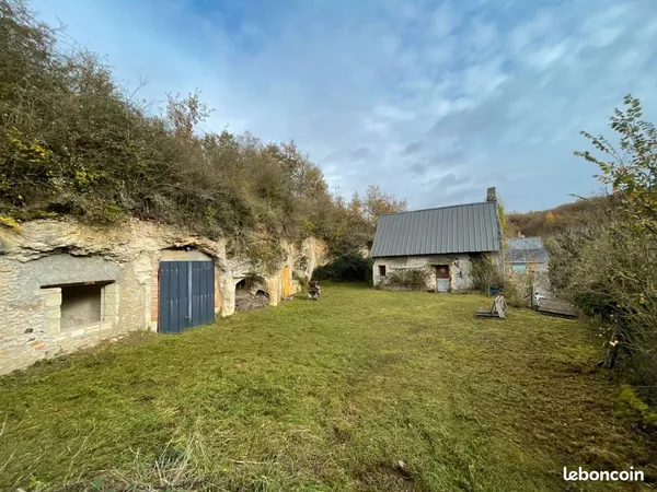 Cave troglodyte avec terrain et dépendance