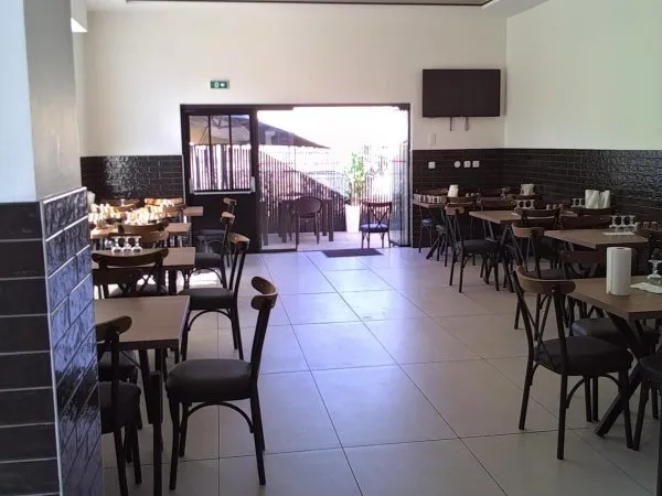 Restaurant entièrement rénové avec stationnement privatif
