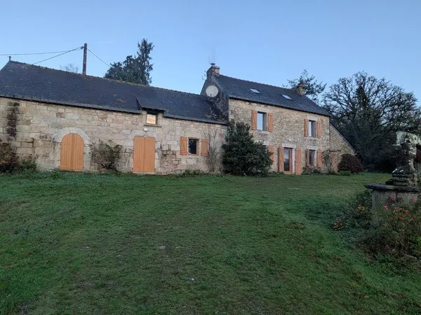 RARE SUR LE MARCHÉ GRANDE LONGÈRE EN PIERRE AVEC DE NOMBREUSES DÉPENDANCES PARCELLES ATTENANTES DE 1