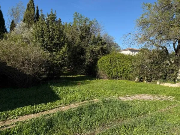 Terrain 573 m²