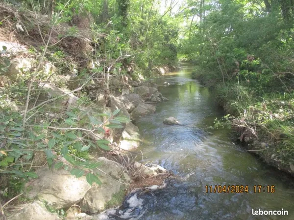 GARD splendide terrain loisirs / agricole en bordure d un cours d eau