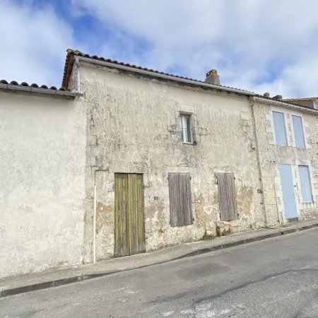 Maison de bourg avec petit jardin et grange non attenante