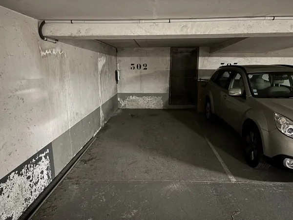Vends parking avec charge électrique