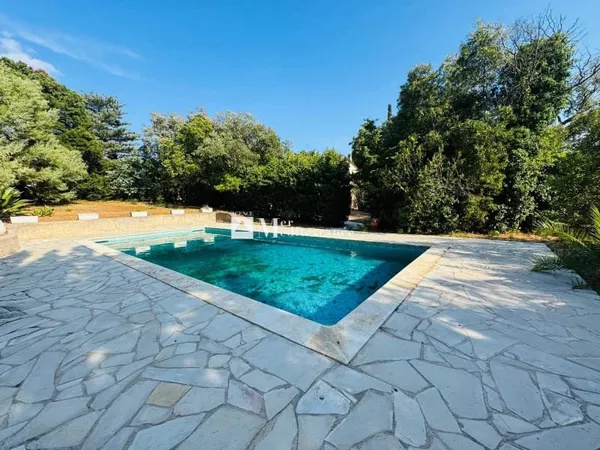 Maison 5 pièces 270 m²