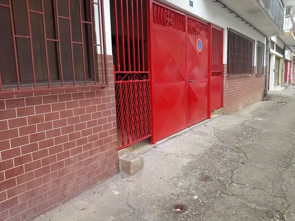Un Appartement de Type 2 avec grille de protection, d'une su