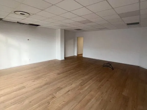 Local commercial 72 m² BONCHAMP LES LAVAL