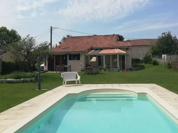 Maison en pierres avec piscine