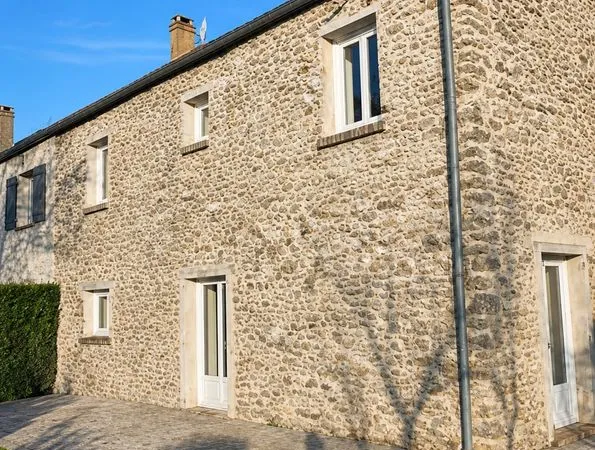 Maison et 2 dépendances