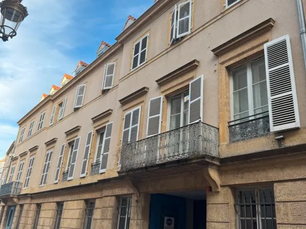 F2 METZ HYPER CENTRE, 3mn Place de la République, 15mn Gare; grand F2 55m2 au calme, grande cuisine,