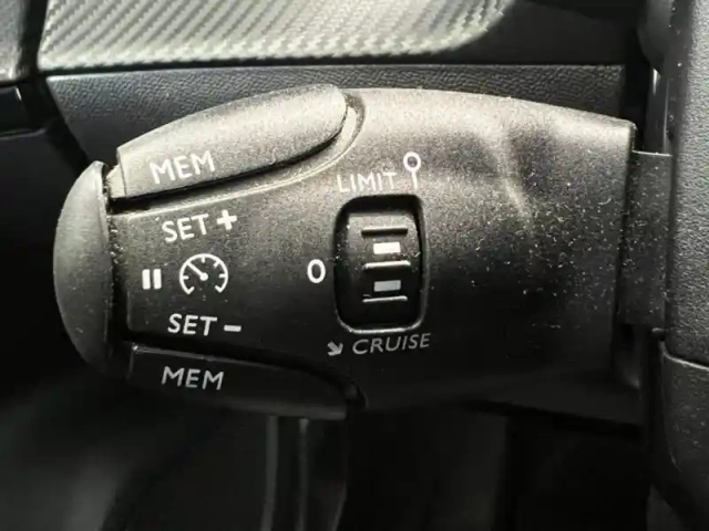 Peugeot 2008 e- 136ch allure pack — photo 11