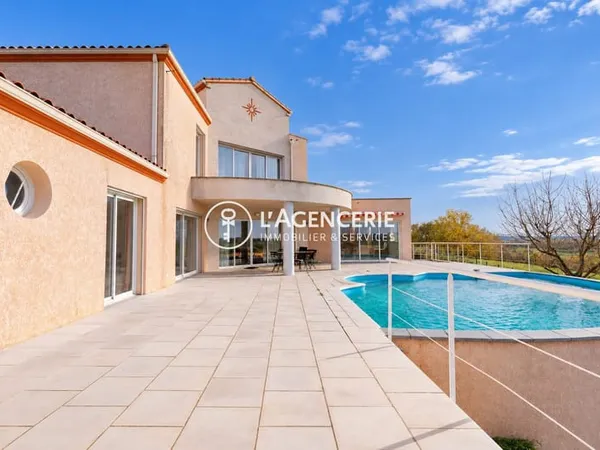 Villa offrant une vue imprenable sur un panorama remarquable