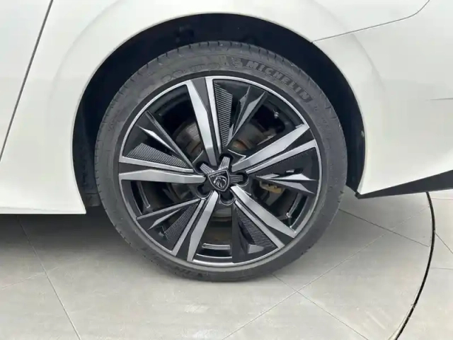 Peugeot 308 sw phev 225 e-eat8 — photo 13