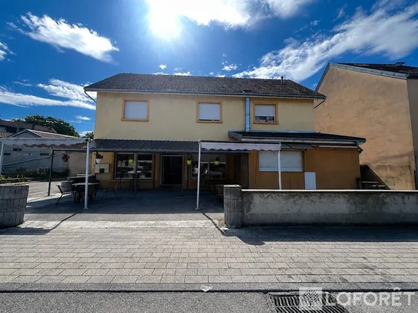 Immeuble de rapport avec 2 commerces et 3 appartements