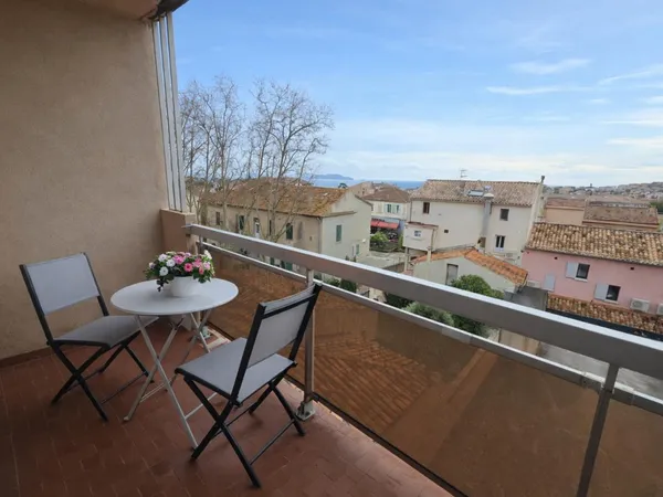 Carqueiranne coeur de ville - T3, 70 m², balcon vue mer, 2 places de pkgs