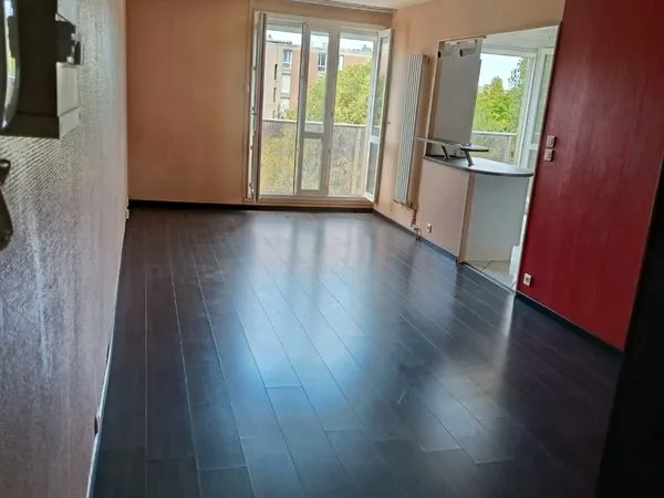 F3 lumineux ( séjour ouvert sur cuisine) + parking et caves