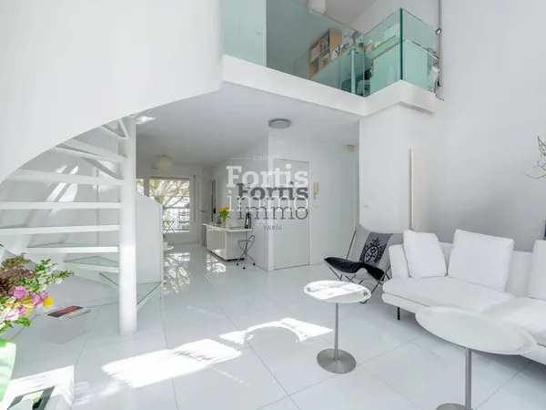 PARIS 20 - BEAU DUPLEX AVEC LOGGIA ET BEAUX VOLUMES (HSP 5M)