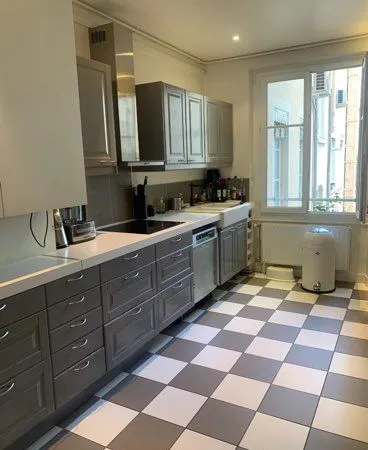 Beau T4 - 103 m2 + Balcon - Angle rue Boileau/rue Vauban au pied des Halles Paul Bocuse