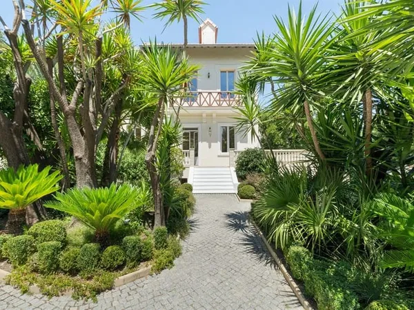 Maison 10 pièces 579 m²