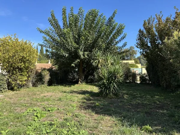 Terrain 240 m²