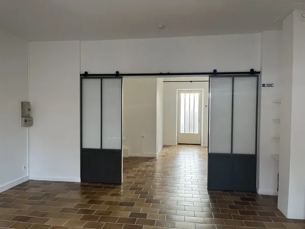CENTRE GRENADE 2 LOCAUX COMMERCIAUX 40 M 2 ET 100 M 2
