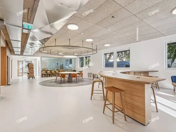 Bureau 321 m²