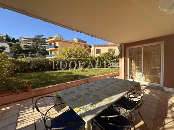 En exclusivité trois pièces traversant avec grande terrasse couverte et vaste jardin
