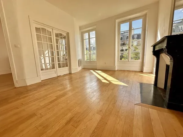3 Pièces Haussmannien de 59 m² étage élevé- Charme de l'ancien & Vue dégagée