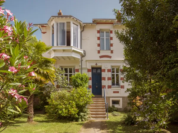 Vends maison rénovée au coeur d'un jardin arboré