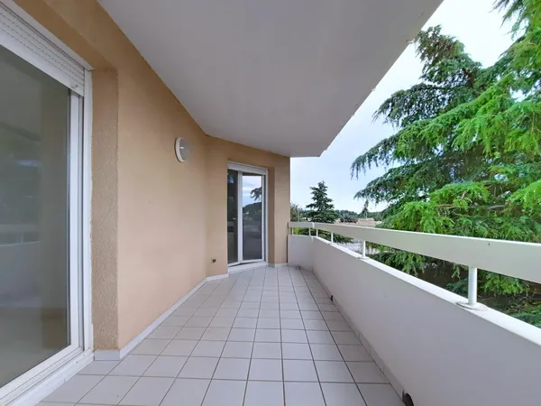 T3 dernier étage avec terrasse, garage et parking