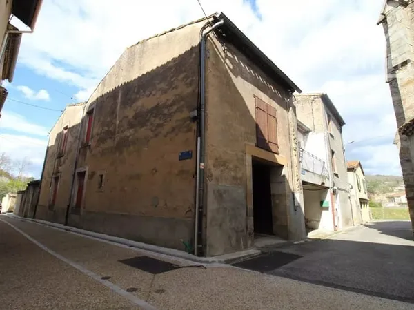 A vendre un garage sur deux niveaux idéalement placé