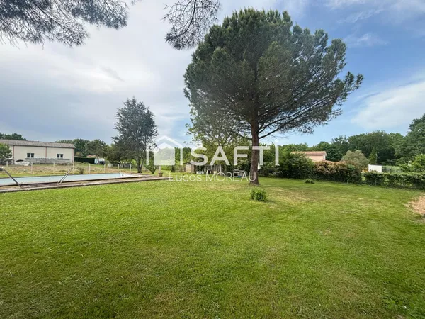 Terrain constructible 1 387 m² avec piscine