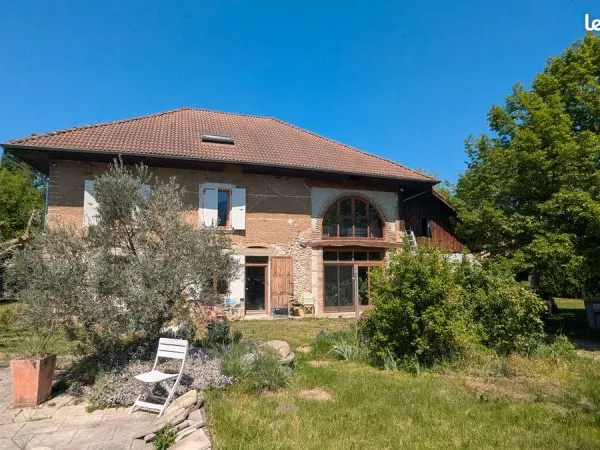Maison de caractère en pisé et pierre - Espaces de vie lumineux, grand jardin