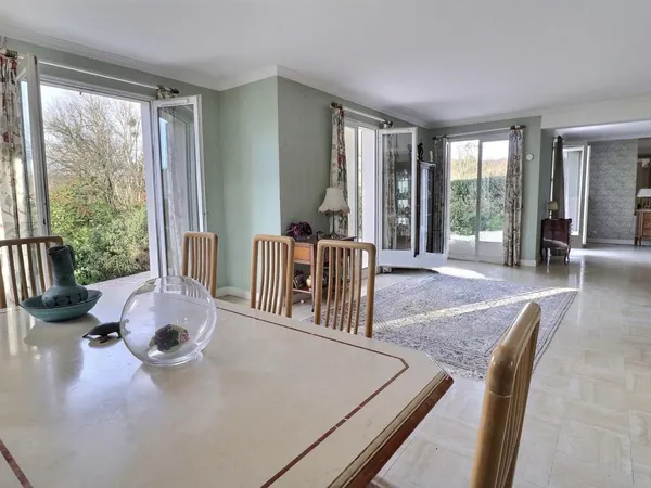 GRANDE MAISON FAMILIALE DE 230 m² AU CENTRE DU VILLAGE