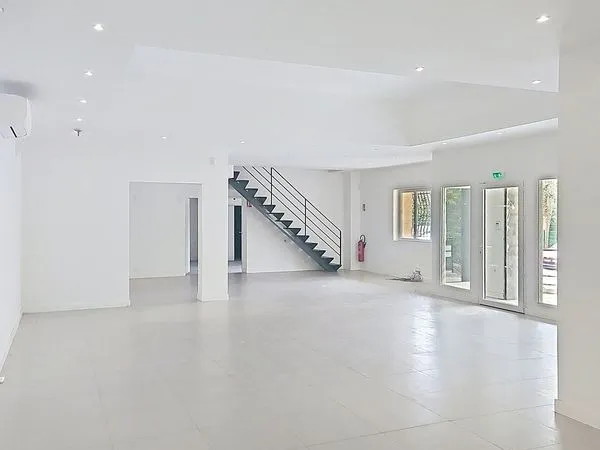 Sans frais d'agence local mixte de 275 m2 a louer