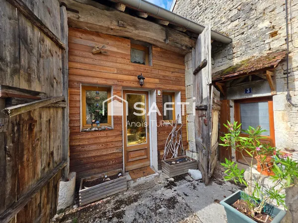 Maison en pierre dans rue calme avec dependance amenageable