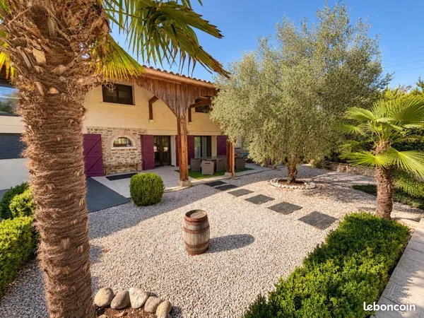Maison 8 pièces 222 m²