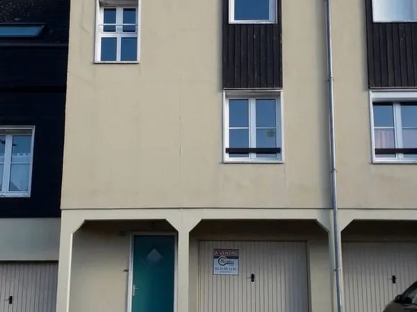 À LOUER - Maison de 95 m² avec garage et jardin privatif