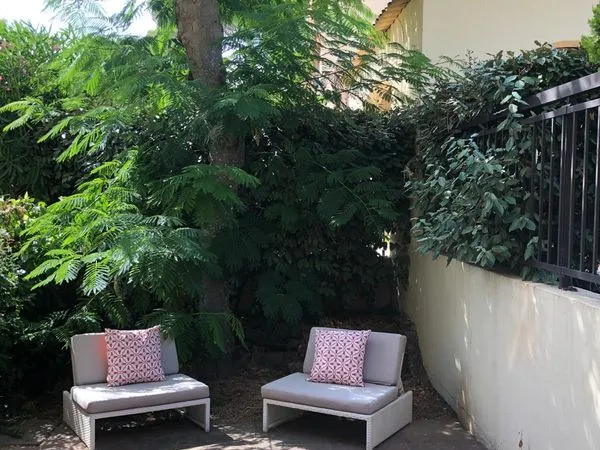 Charmant T2 meublé en rez-de-jardin - Piscine & Tennis (Golfs de Valescure)