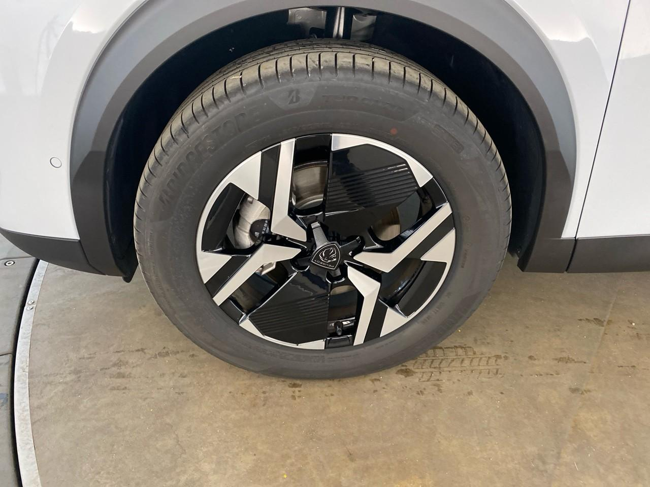 Peugeot 2008 hybrid 145 ch e-dcs6 allure — photo 11