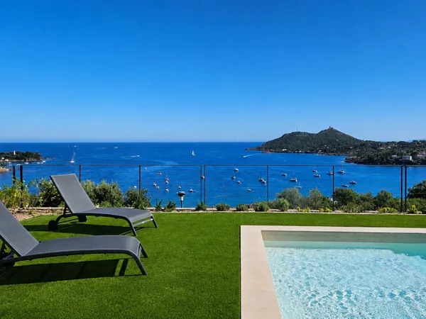 Villa d'Exception à Vendre à Agay avec Vue Panoramique sur Mer