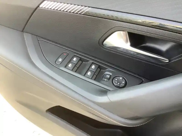 Peugeot 2008 nouveau 130 s&amp;s eat8 allure — photo 17