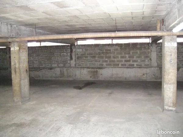 Place de parking sécurisée en sous-sol