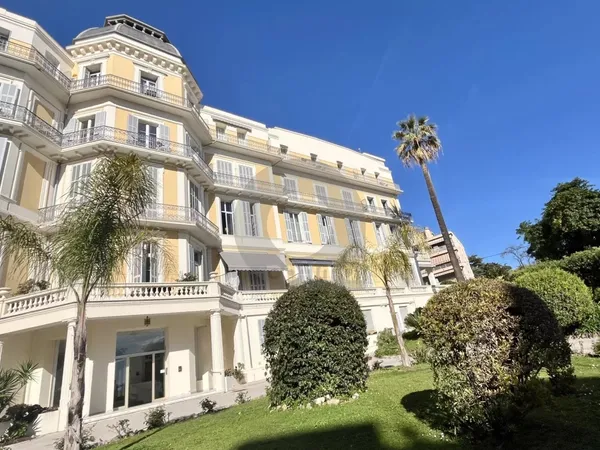 MENTON - APPARTEMENT TYPE LOFT + CAVE
